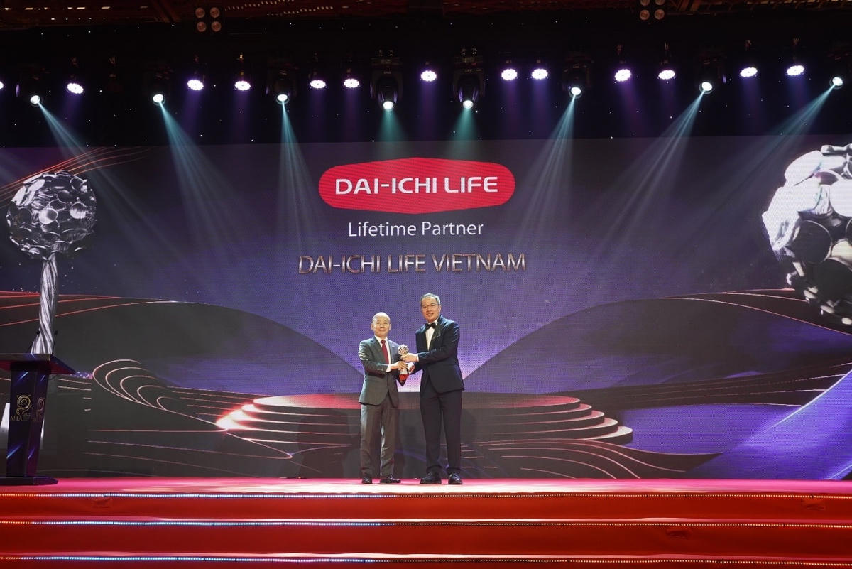 Ông Lưu Anh Tuấn – Phó Tổng Giám đốc Tài chính Dai-ichi Life Việt Nam nhận giải “Thương hiệu truyền cảm hứng”.