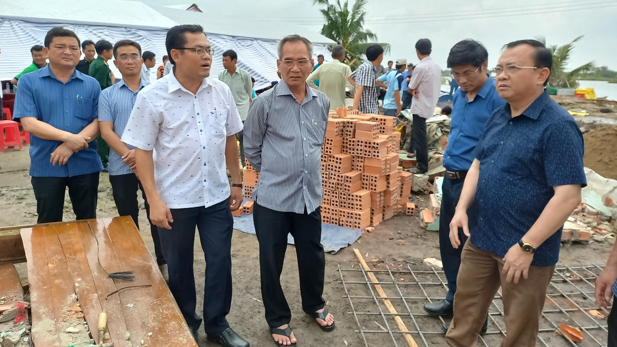 Lãnh lãnh đạo Tỉnh uỷ, UBND tỉnh và lãnh huyện Hồng Đân thăm hỏi động viên gia đình và hỗ trợ các hộ bị thiệt hại.