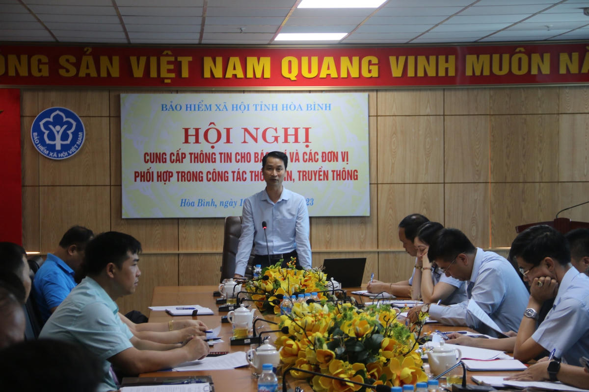 Ông Nguyễn Ngọc Sơn - Giám đốc Bảo hiểm xã hội tỉnh Hoà Bình chủ trì Hội nghị.