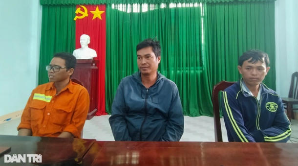 Anh Đoàn Tuấn Em (trái), anh Hoan Văn Việt (giữa) và anh Tâm (Ảnh: Nguyễn Hành).