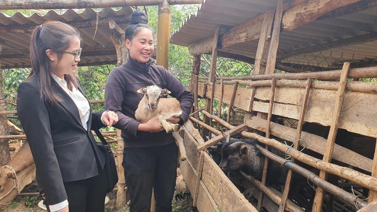 anh-4-chi-do-phuong-thao-can-bo-phong-tin-dung-agribank-chi-nhanh-thanh-pho-son-la-dang-tu-van-ho-tro-ba-con-dan-toc-thieu-so-tren-dia-ban-tinh-1-.jpg