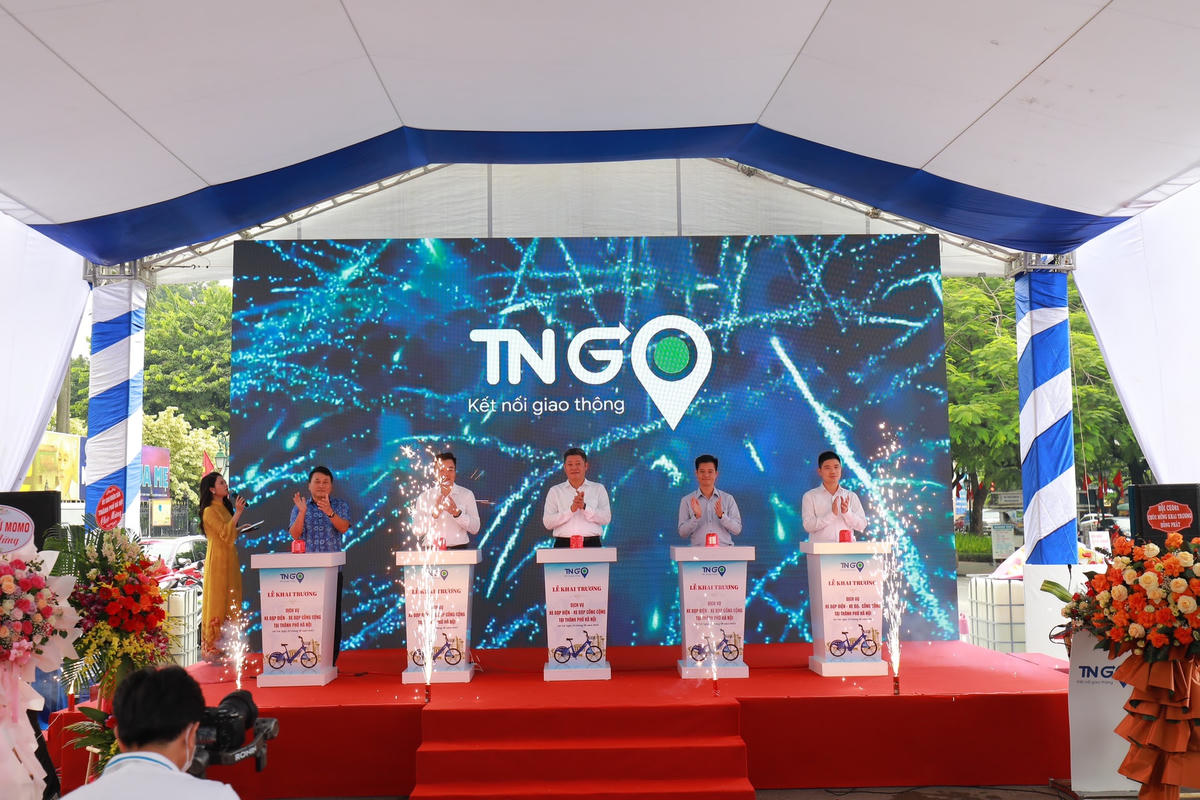 Lãnh đạo TP Hà Nội bấm nút đưa dự án xe đạp công cộng chính thức đi vào hoạt động.