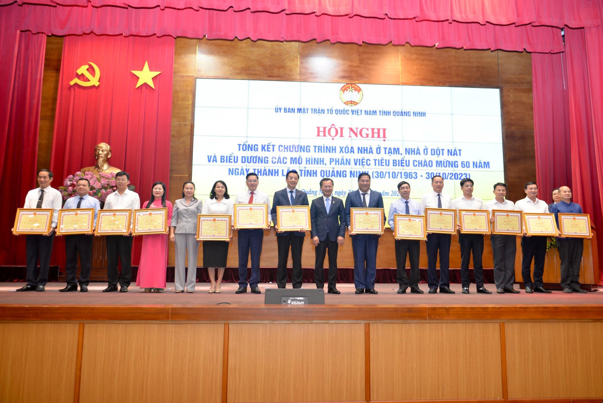 13 tập thể và 1 cá nhân có thành tích xuất sắc trong chương trình xóa nhà tạm, nhà dột nát được nhận Bằng khen của UBND tỉnh Quảng Ninh.