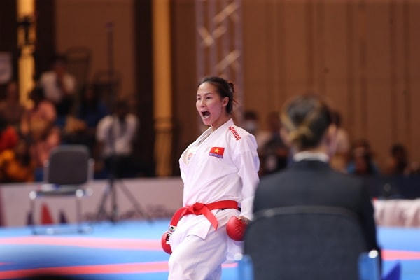 Vượt qua đối thủ Indonesia, Đinh Thị Hương mang về cho Karate tấm HCĐ. Ảnh: ĐTTVN.