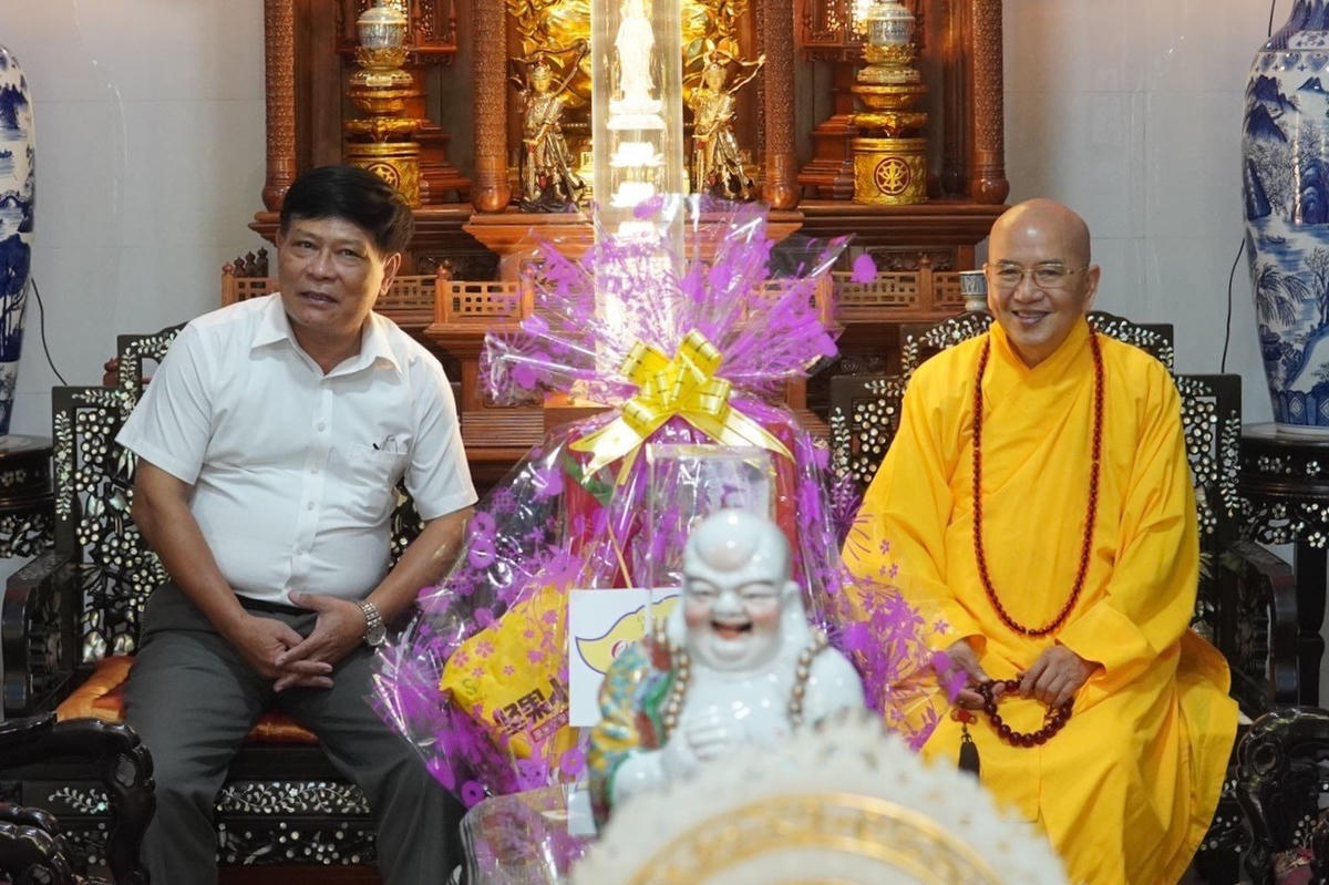 Ông Nguyễn Nam Tiến đã đến thăm và chúc mừng Hòa thượng Thích Khế Chơn - Trưởng ban Ban Trị sự GHPGVN tỉnh Thừa Thiên - Huế.