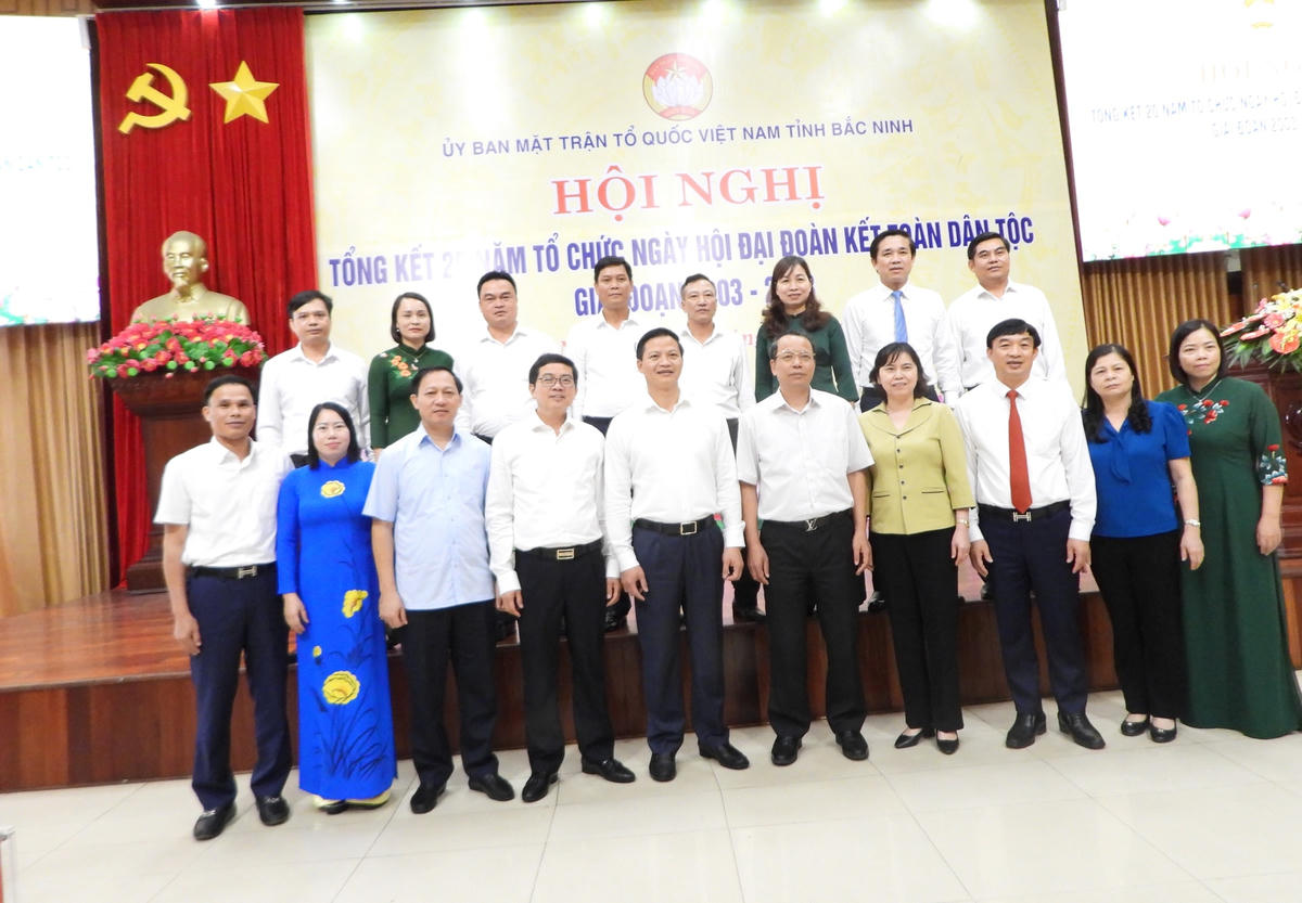 Lãnh đạo Tỉnh ủy, UBND tỉnh Bắc Ninh chụp ảnh lưu niệm cùng các đại biểu dự Hội nghị.