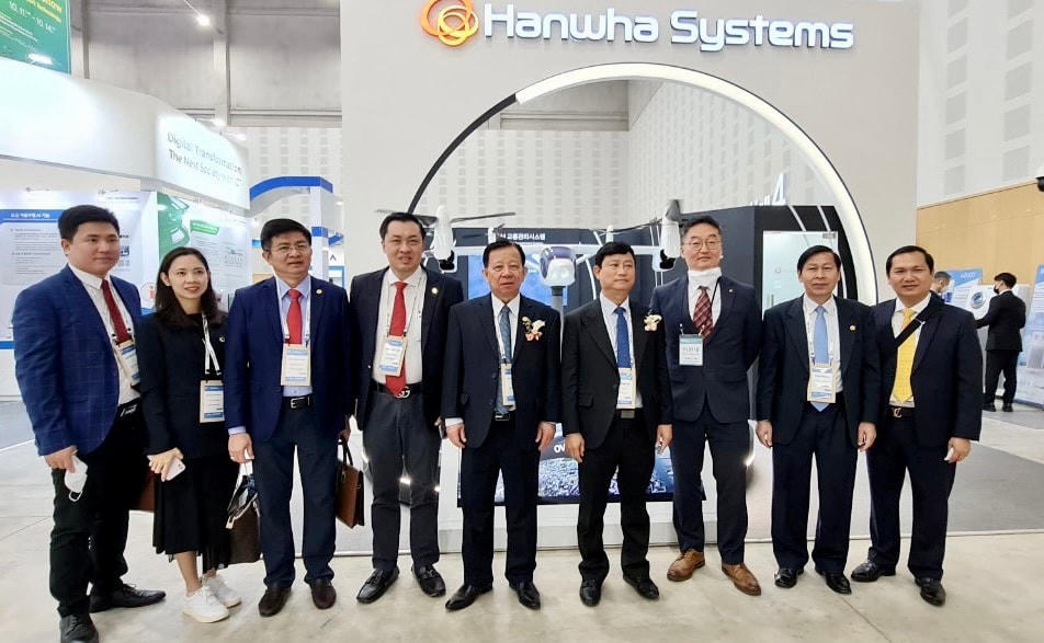 Đoàn đại biểu tỉnh Bình Dương tham quan các gian hàng công nghệ năng lượng sạch về thành phố thông minh.