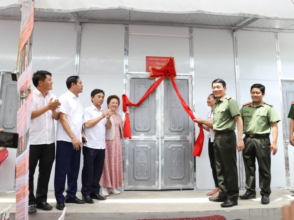 Thượng tướng Lương Tam Quang - Thứ trưởng Bộ Công an cùng lãnh đạo tỉnh Hà Tĩnh hạ băng khánh thành nhà ở cho hộ gia đình anh Hồ Hữu Sơn...