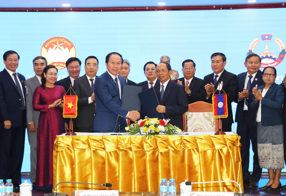 Phó Chủ tịch - Tổng Thư ký UBTƯ MTTQ Việt Nam Lê Tiến Châu và Phó Chủ tịch Thường trực Ủy ban Trung ương Mặt trận Lào xây dựng đất nước Khampheuy Bouddavieng tiến hành ký kết tại Hội nghị.