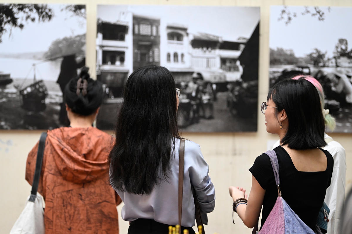Triển lãm "Hà Nội - Một thành phố trong nhiếp ảnh" thu hút đông đảo du khách tới tham quan. 