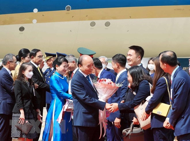 Đông đảo cán bộ, nhân viên Đại sứ quán và cộng đồng người Việt Nam tại Thái Lan đón Chủ tịch nước Nguyễn Xuân Phúc và Phu nhân tại Sân bay Không quân Hoàng gia Thái Lan. Ảnh: Thống Nhất/TTXVN.