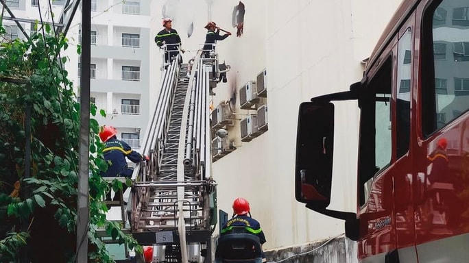 Lực lượng chức năng tiếp cận, dập lửa đám cháy. Ảnh: NLĐ.