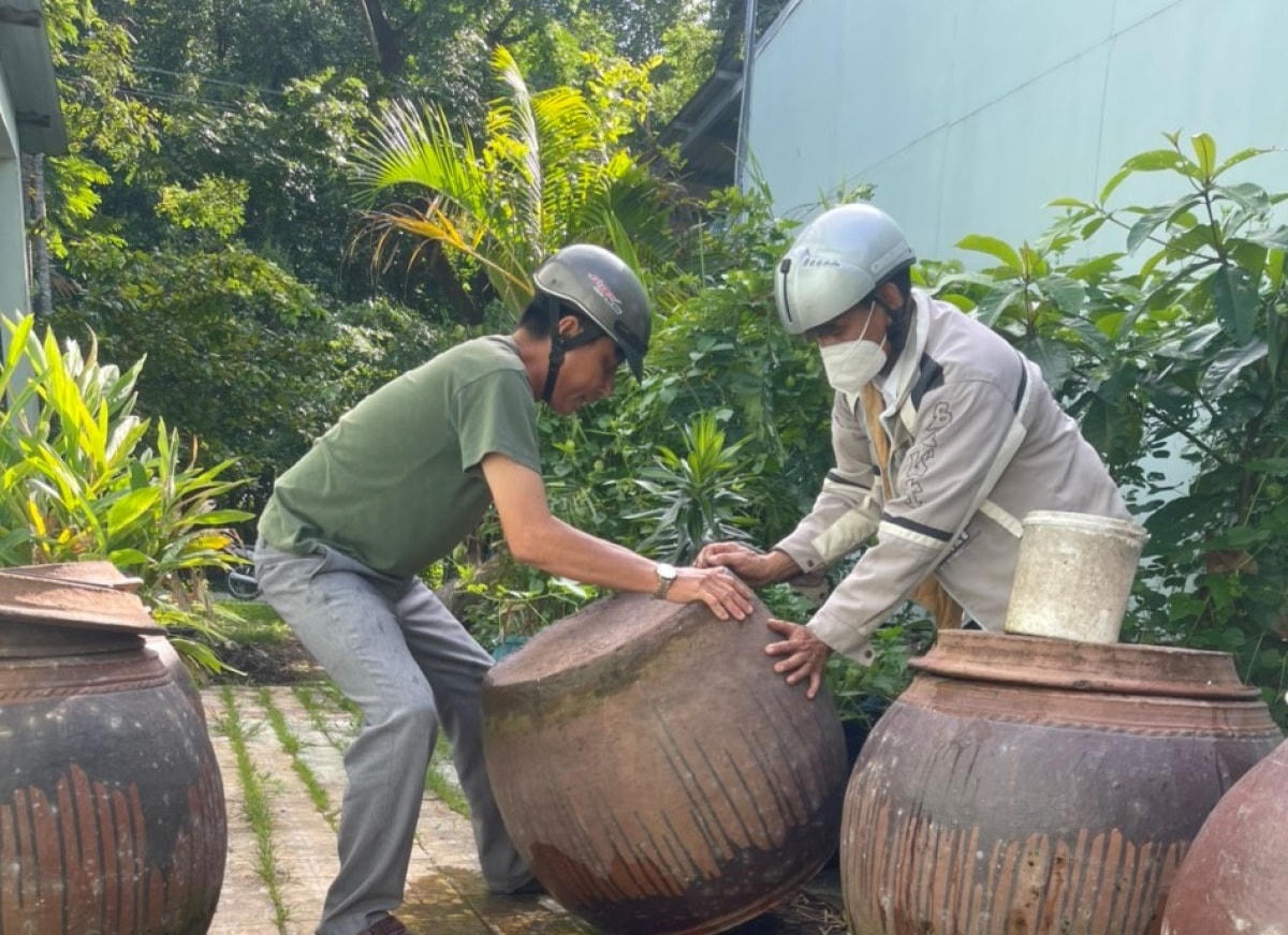 Diệt bọ gậy phòng bệnh sốt xuất huyết. Ảnh: VOV.
