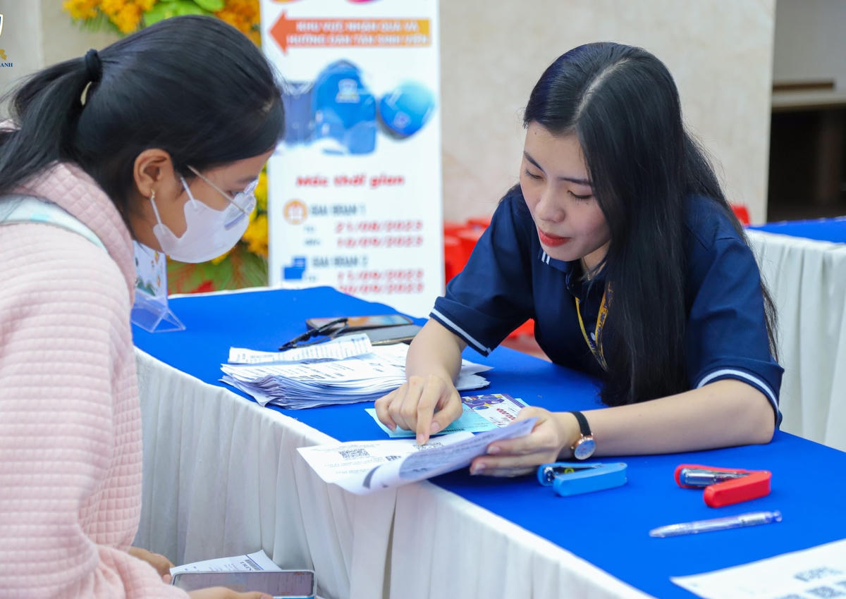 Tân sinh viên nhập học tại Trường Đại học Nguyễn Tất Thành.