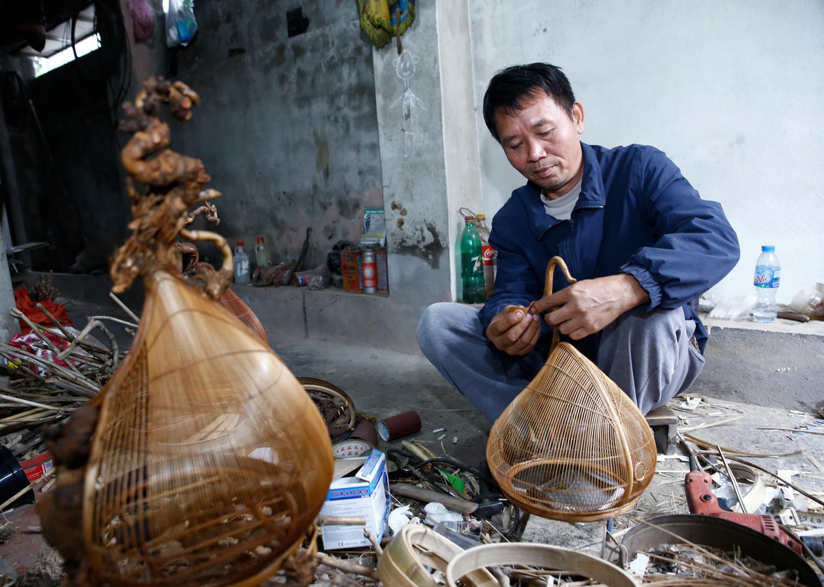 Nghệ nhân Trần Văn Sình miệt mài chế tác ra nhiều sản phẩm nghệ thuật từ tre, nứa.  