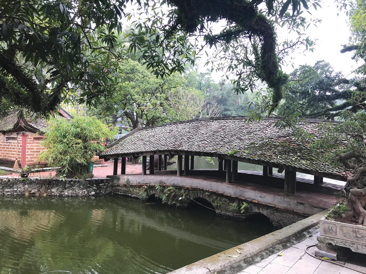 Cây cầu cổ có tên “Nhật Tiên kiều” nối chùa với một hòn đảo nhỏ.  