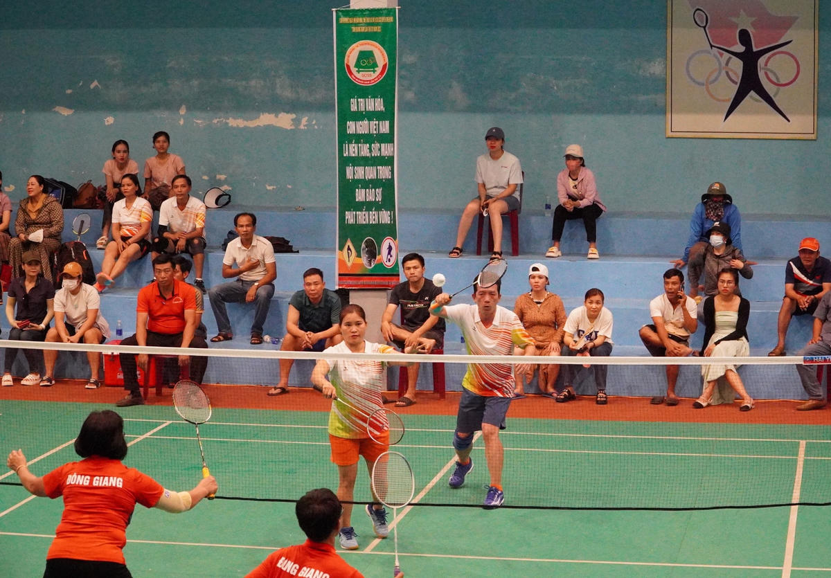 Các VĐV thi đấu môn cầu lông.