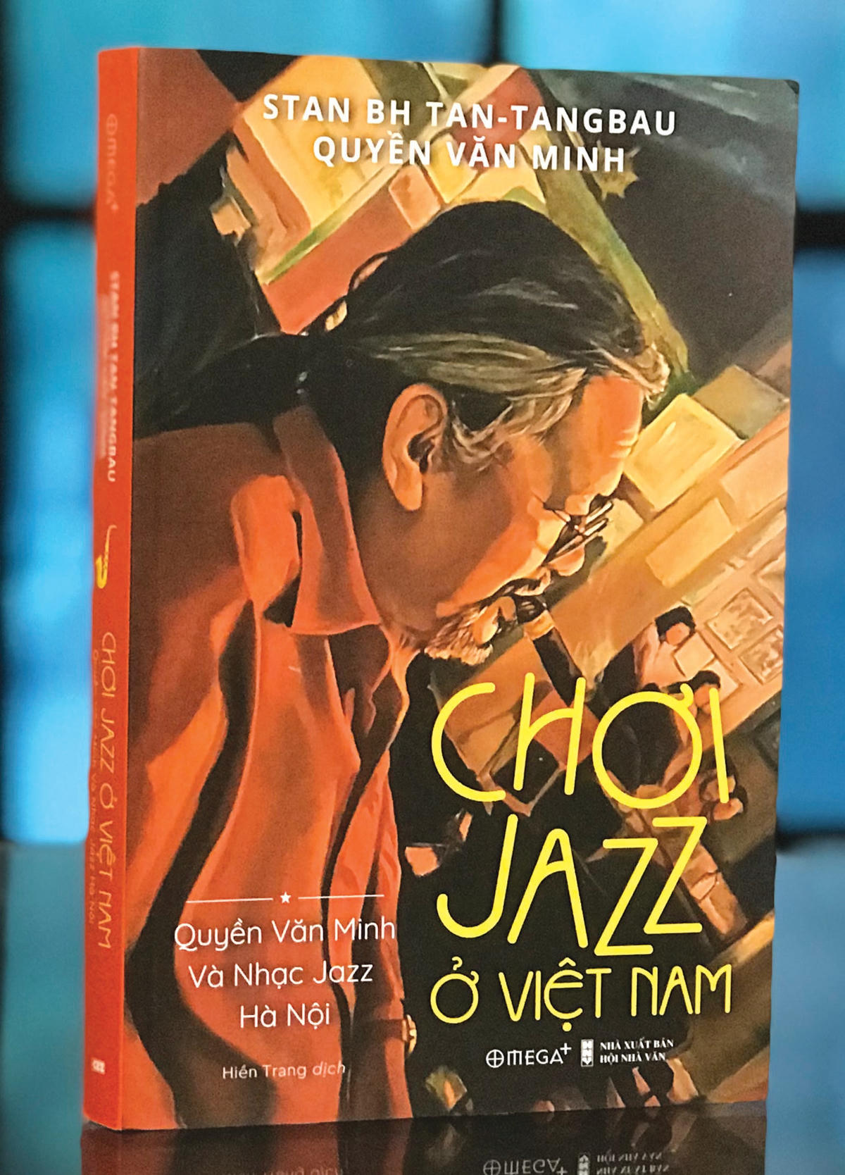 Cuốn sách “Chơi jazz ở Việt Nam: Quyền Văn Minh và nhạc jazz Hà Nội” vừa ra mắt bạn đọc. Ảnh: Thư Hoàng.