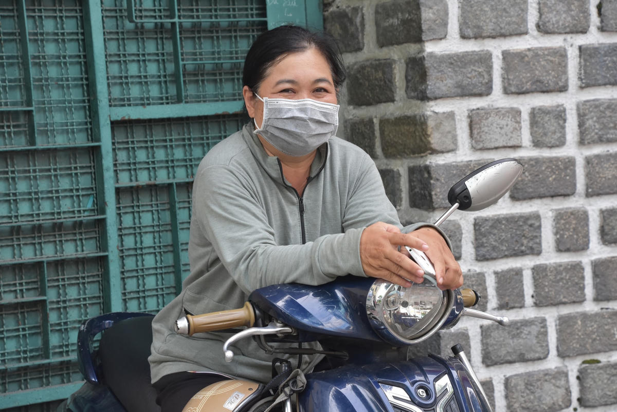 Chị Nguyễn Thị Mai Trang (Quận 10) cho biết: "Vì nhà cũng không quá xa điểm thi, môn Toán lại chỉ có 90 phút nên tôi chọn ở lại đợi con để cháu có tinh thần làm bài tốt nhất". Chị Trang cũng chia sẻ, môn Văn buổi sáng con mình đã làm bài rất tốt, do đó tâm trạng cũng sẵn sàng cho môn thi Toán vào buổi chiều.