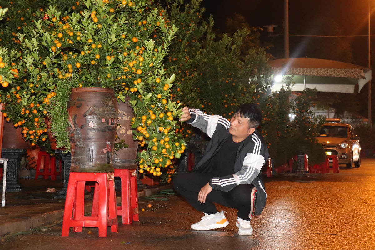 Khi màn sương lạnh giá của đêm đông buông xuống, các tiểu thương vẫn cố gắng miệt mài đợi cho đến những vị khách cuối cùng trong ngày.