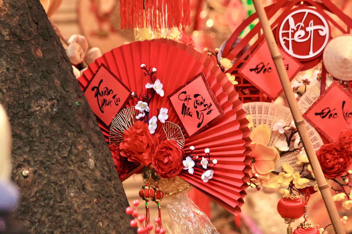 Màu đỏ và vàng là hai sắc màu chủ đạo nổi bật nhất, tượng trưng cho sự may mắn, sung túc và thịnh vượng.
