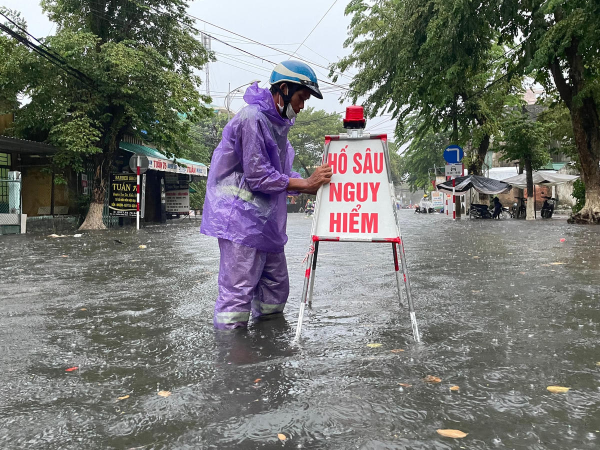 Một số tuyến đường ở TP Quảng Ngãi mưa lớn ngập nước vào chiều 29/8/2023.