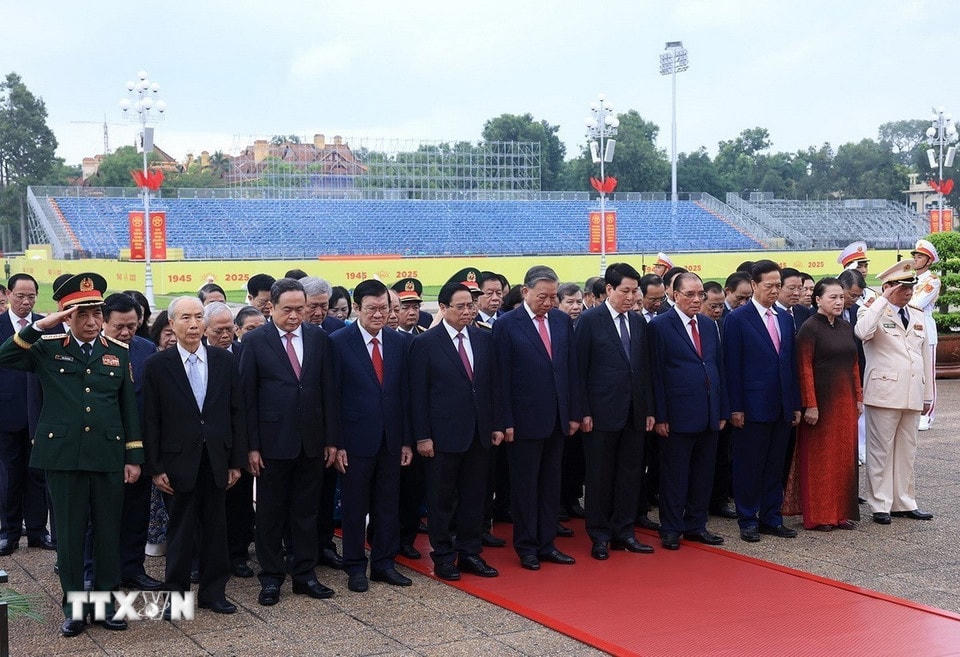 Đoàn đại biểu lãnh đạo, nguyên lãnh đạo Đảng, Nhà nước cùng các bộ ngành Trung ương, đến đặt vòng hoa và vào Lăng viếng Chủ tịch Hồ Chí Minh. (Ảnh: Tuấn Anh/TTXVN)
