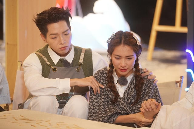 Hòa Minzy bật khóc trong vòng tay Đức Phúc, thừa nhận bất ổn về sức khỏe. 