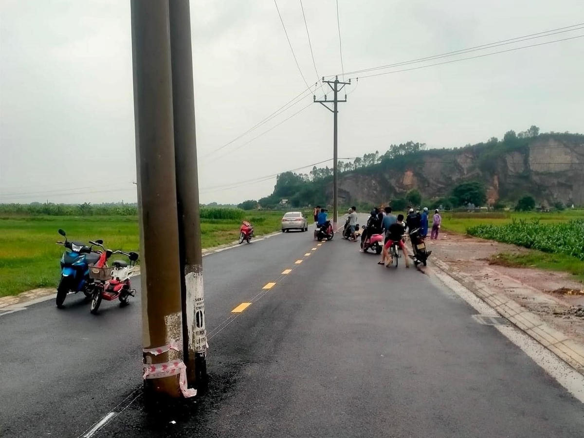 3 cây cột điện nằm ở giữa đường khiến người dân gặp khó khi lưu thông.