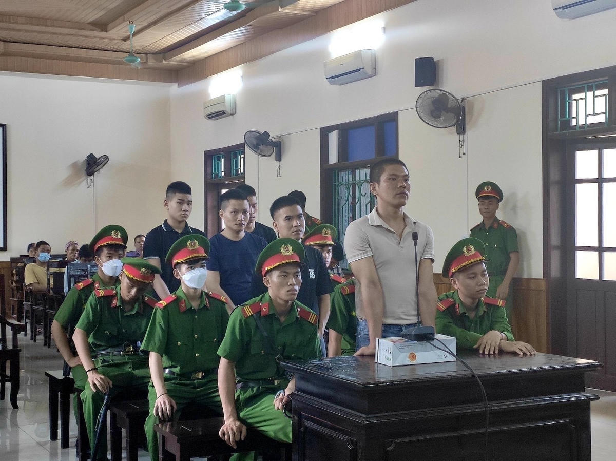 Bị cáo Hà Huy Hoàng bị truy tố về các tội “Tàng trữ trái phép chất ma túy”, “Mua bán trái phép chất ma túy” và “Tàng trữ trái phép vũ khí quân dụng”.