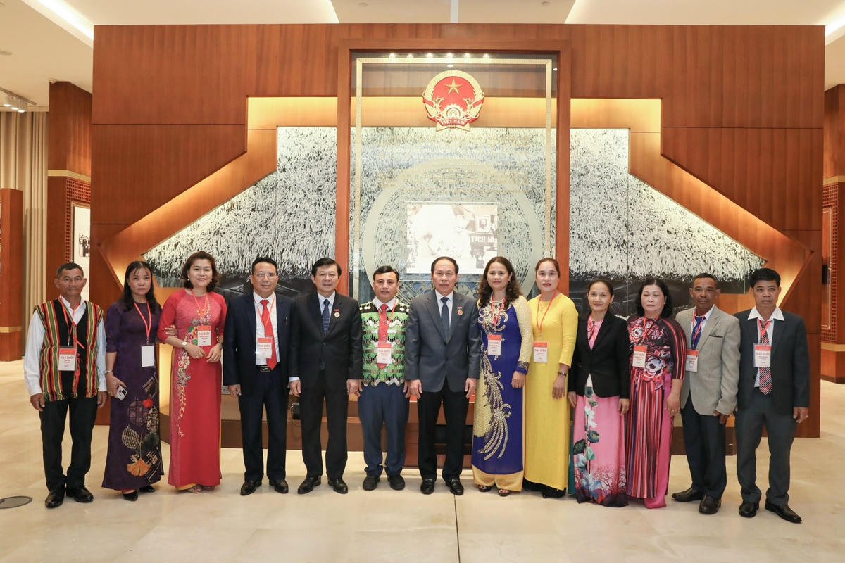 Phó Chủ tịch - Tổng Thư ký Lê Tiến Châu, Phó Chủ tịch Nguyễn Hữu Dũng chụp ảnh lưu niệm với các đại biểu.