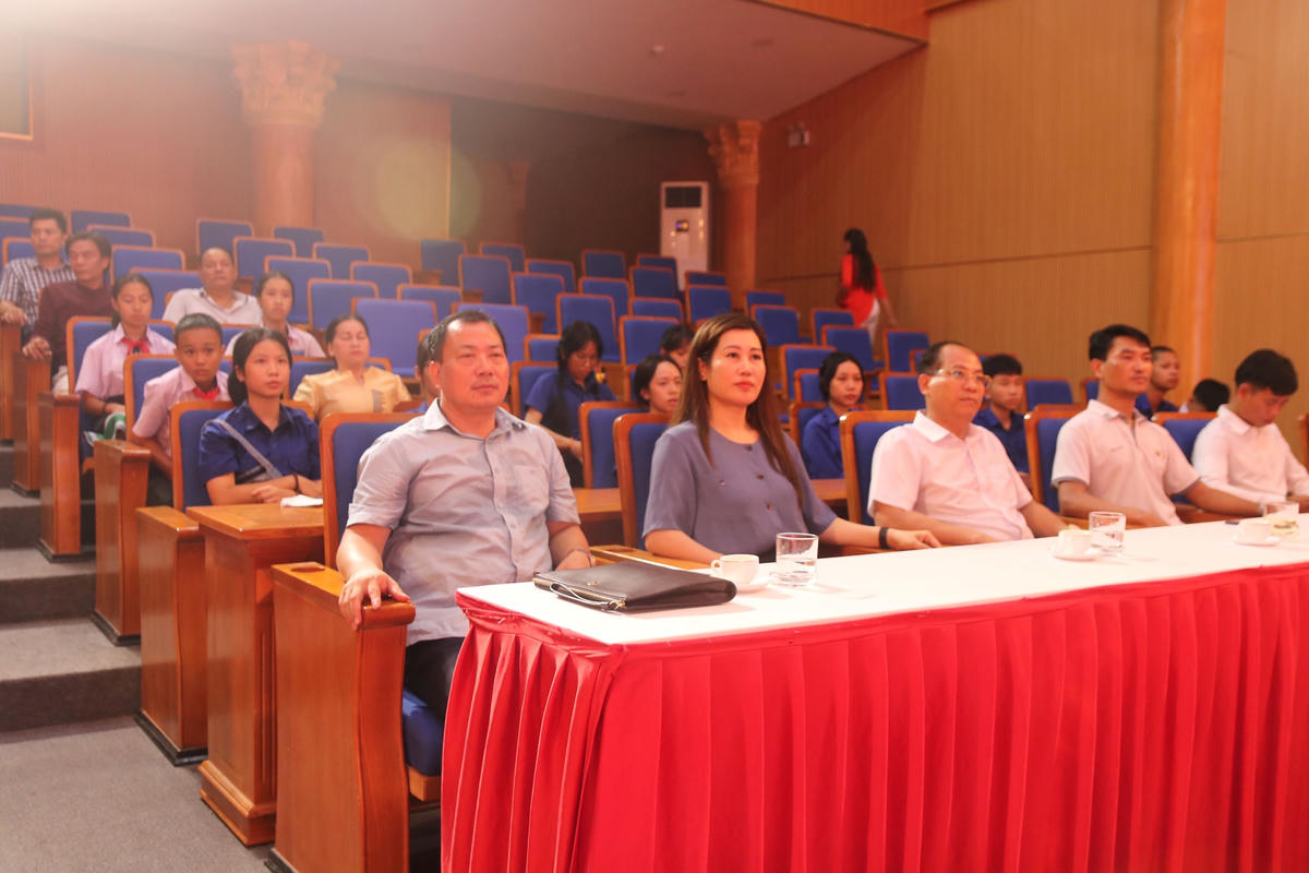 [Ảnh] Giáo viên và học sinh tiêu biểu Trường song ngữ Lào - Việt Nam Nguyễn Du dâng hương tại Đền Hùng