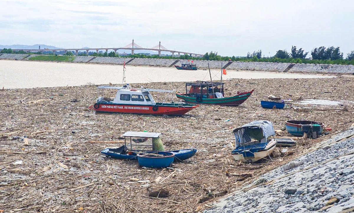 1. Rác thải trôi dạt phủ kín khu neo đậu khiến tàu thuyền khó khăn khi di chuyển ra vào như thường lệ
