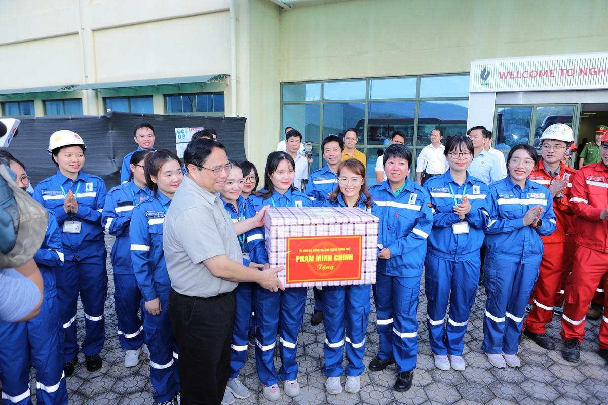Niềm hạnh phúc của người lao động làm việc tại Lọc hoá dầu Nghi Sơn khi được Thủ tướng tới thăm.