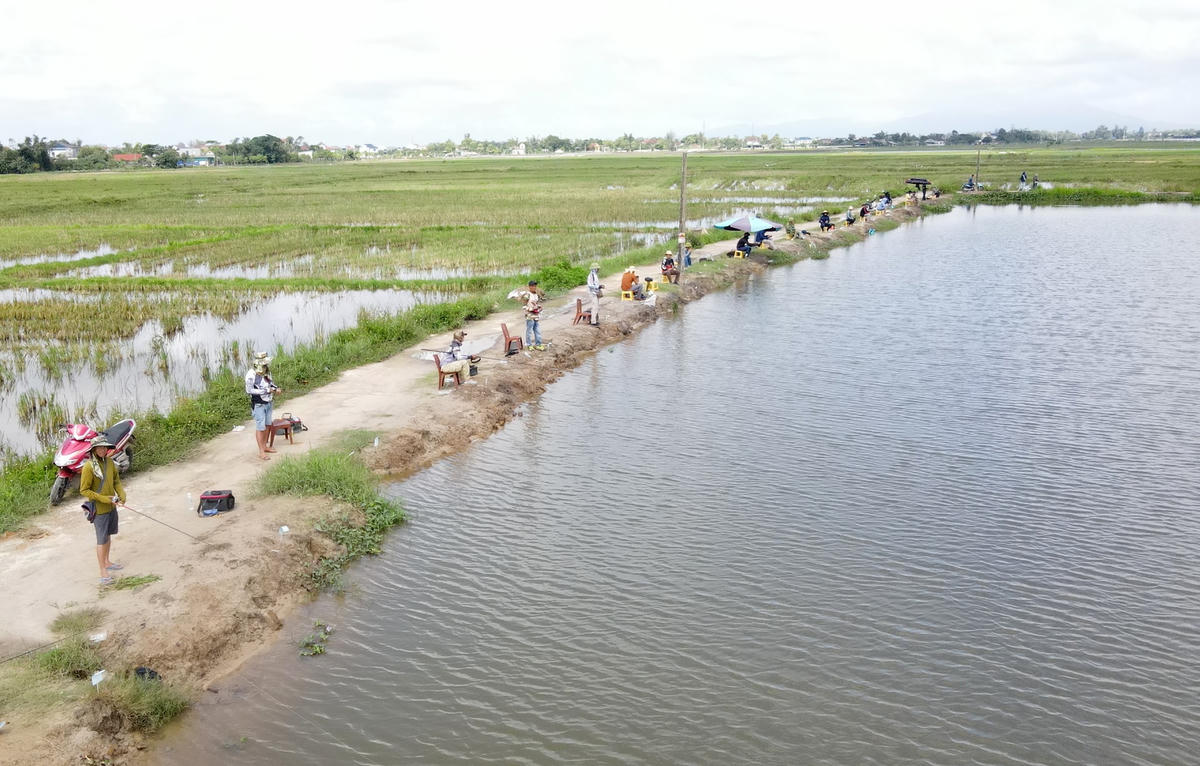 Nhận thấy nhu cầu đó, nhiều dịch vụ hồ câu cá lóc đã được hình thành, trong đó dịch vụ câu cá giải trí tại hồ câu làng Thượng đang trở thành điểm nhấn du lịch sinh thái ven đô và là sân chơi của những cần thủ chuyên nghiệp.