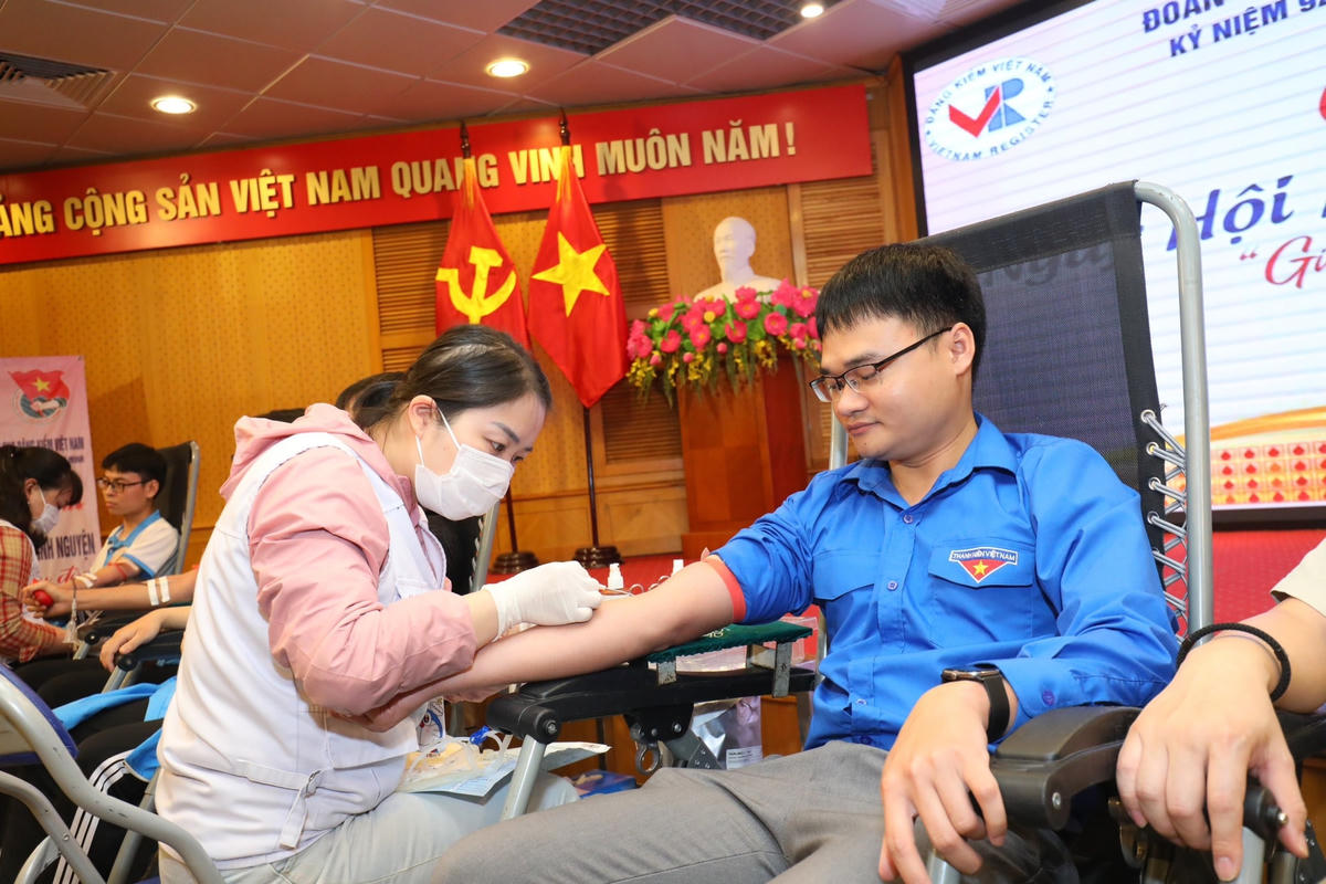 Chương trình hiến máu thu hút hơn 200 đoàn viên tham gia.
