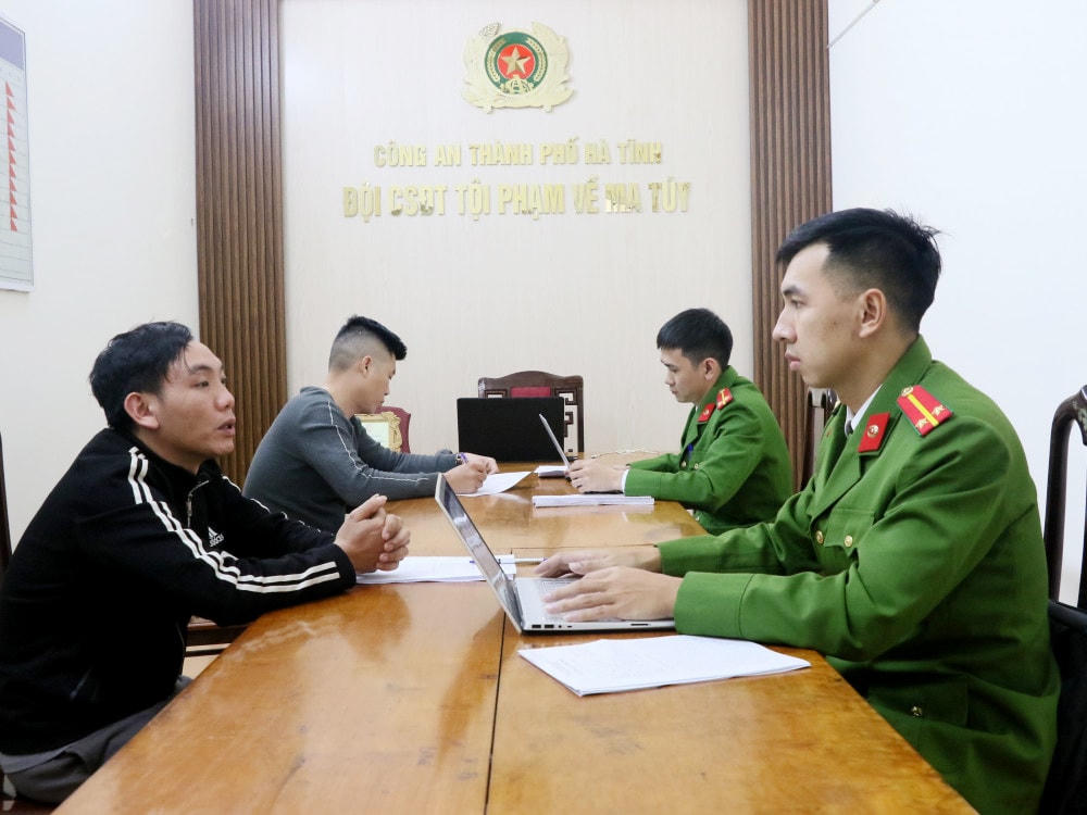 Cơ quan công an lấy lời khai các đối tượng.