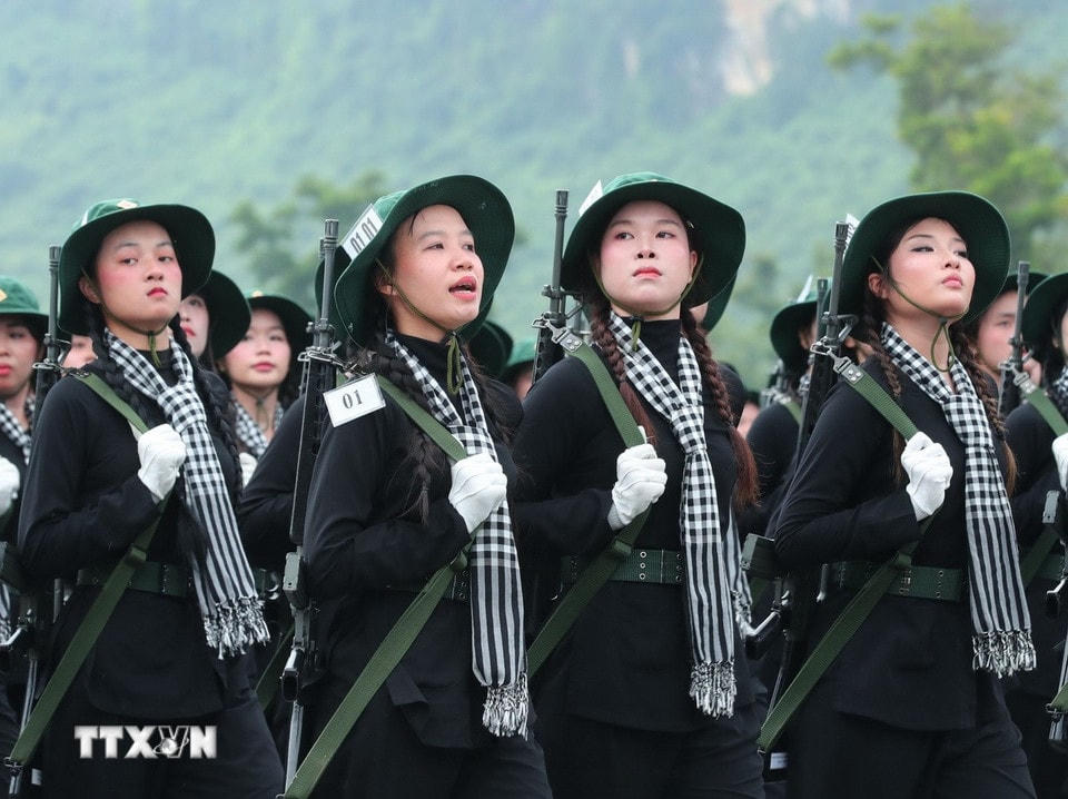 Khối nữ du kích miền Nam tham gia hợp luyện. (Ảnh: Trọng Đức/TTXVN)
