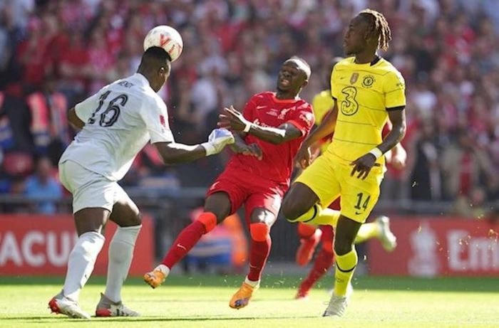 Chelsea (áo vàng) lại thua Liverpool ở chung kết cúp quốc nội.