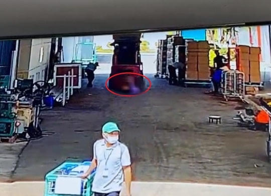 Hình ảnh chiếc xe nâng lùi trúng vào nữ công nhân khiến chị này tử vong sau đó.
