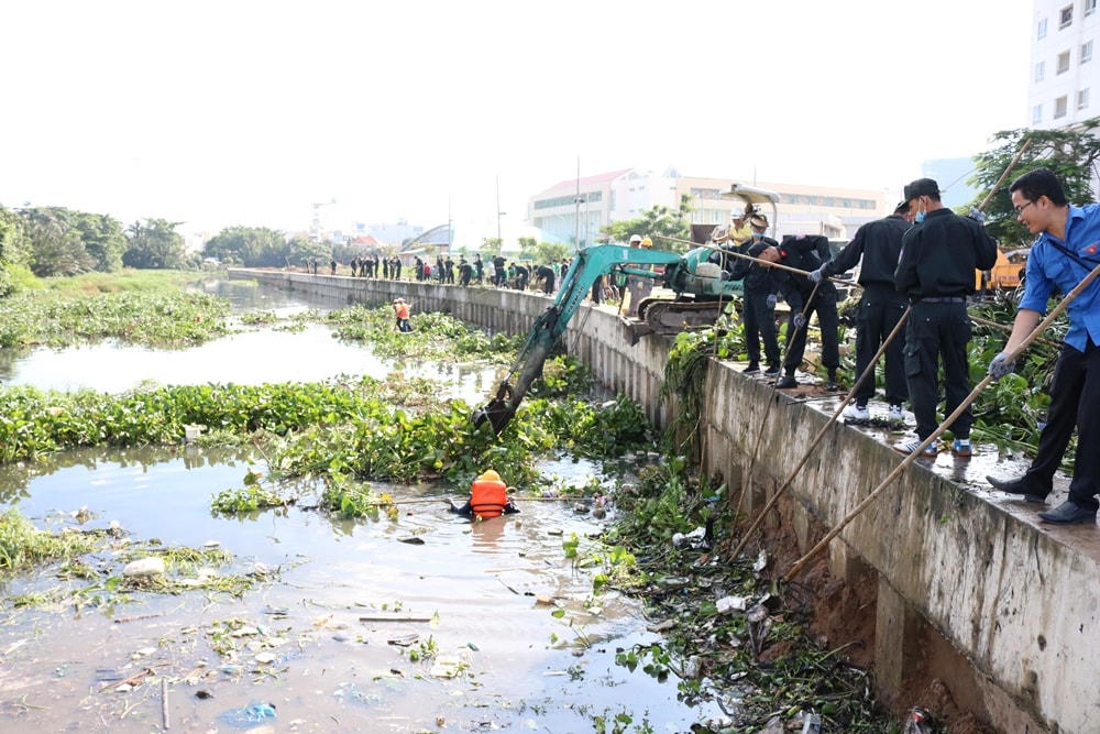 Các cơ quan, đơn vị tại TPHCM ra quân thu gom rác thải, cải thiện môi trường.