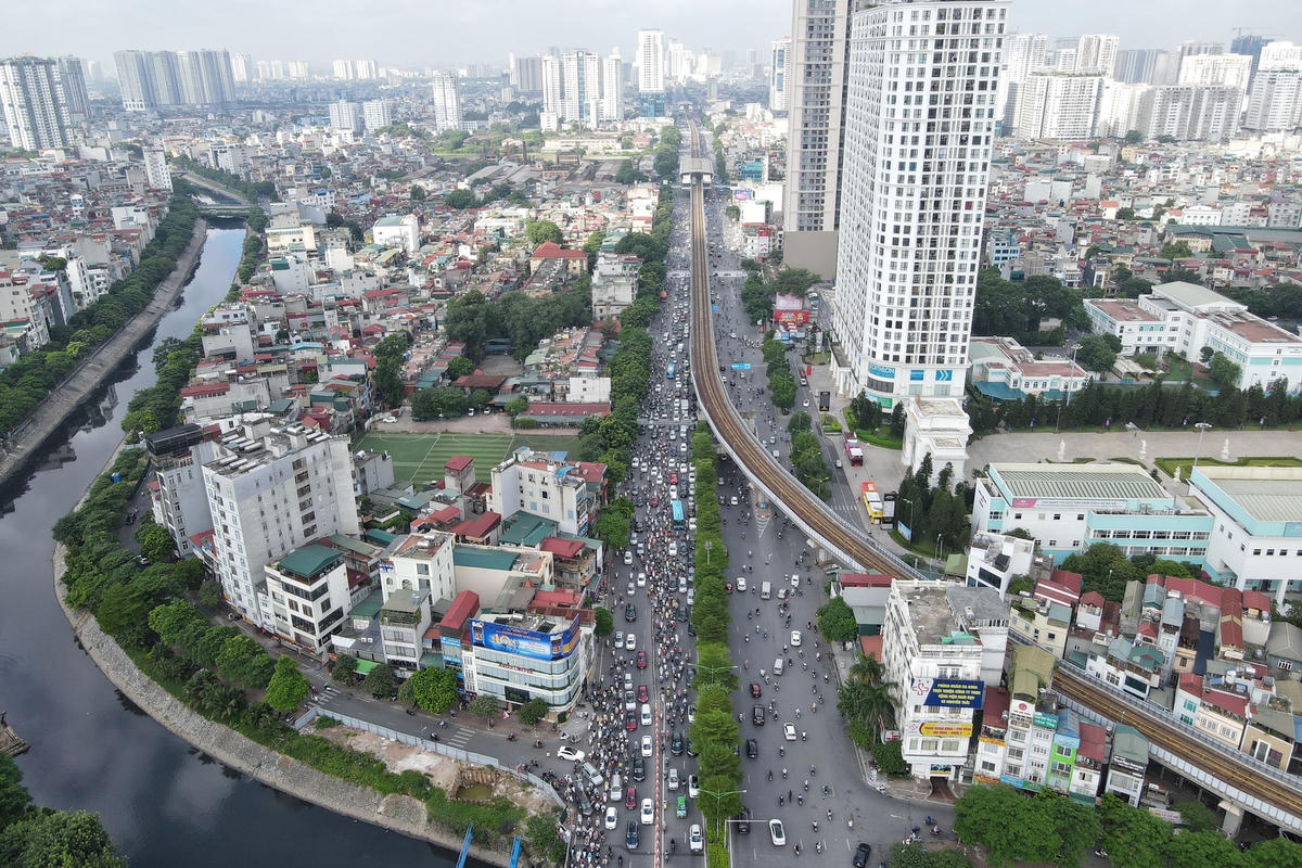 Theo ghi nhận của PV Đại Đoàn Kết Online, sau khi tuyến đường Nguyễn Trãi tách làn xe ô tô, xe máy từ ngày 6/8, giao thông tại tuyến đường này đã thông thoáng, không còn ùn tắc kéo dài đảm bảo ATGT. Đặc biệt là đoạn thí điểm dài hơn 1 km từ hầm chui Thanh Xuân đến Ngã Tư Sở.
