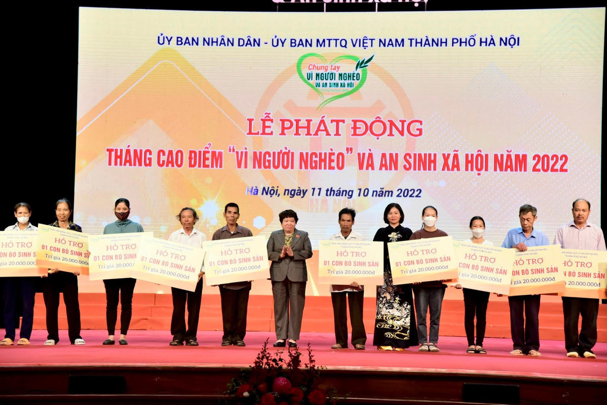 Lãnh đạo thành phố trao hỗ trợ sinh kế cho người nghèo, người khó khăn trên địa bàn thành phố.