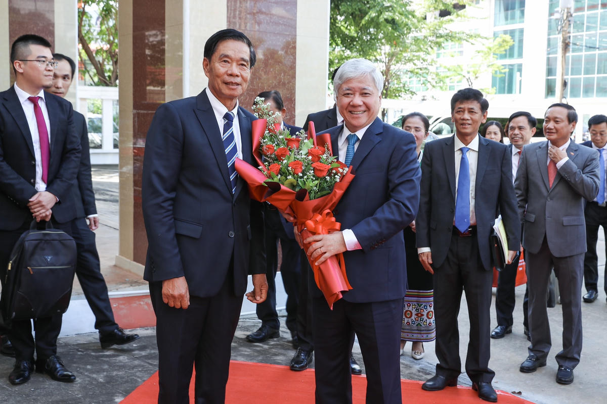 Chủ tịch Ủy ban Trung ương Mặt trận Lào xây dựng đất nước Sinlavong Khoutphaythoune tặng hoa chúc mừng Chủ tịch UBTƯ MTTQ Việt Nam Đỗ Văn Chiến. Ảnh: Quang Vinh.