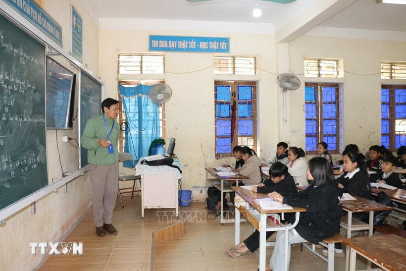 Chính sách miễn học phí góp phần giảm tỷ lệ học sinh bỏ học, đặc biệt là ở các địa phương miền núi và vùng sâu vùng xa. (Ảnh: Bích Huệ /TTXVN).