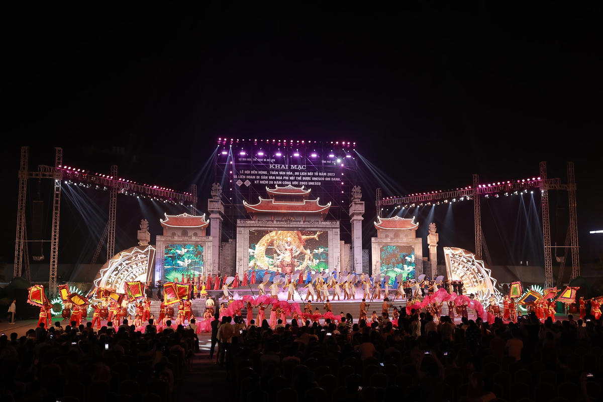 Chương trình nghệ thuật với sự tham gia của nghệ sỹ nổi tiếng, các nghệ nhân và đoàn nghệ thuật