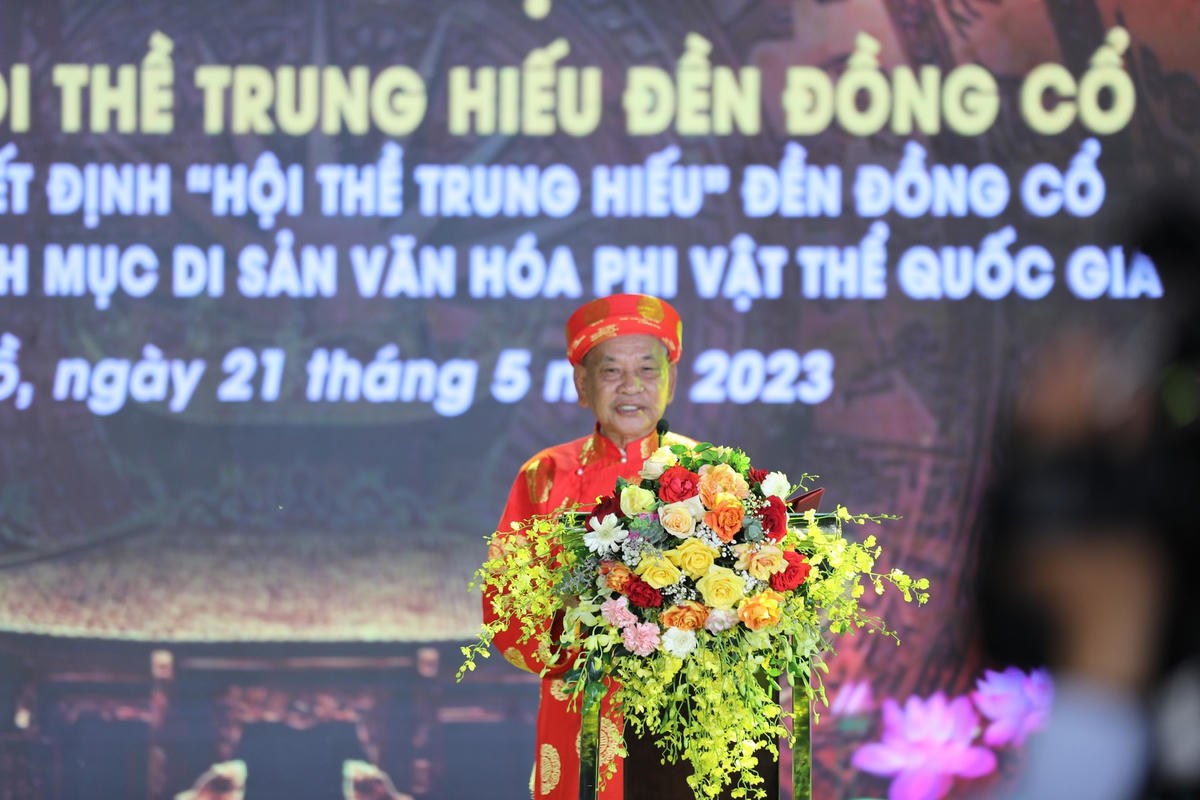 Ông Hoàng Phạm Mưu, Trưởng tiểu ban di tích Đông Xã phát biểu cảm ơn và thể hiện quyết tâm bảo tồn, phát huy giá trị của Hội thề Trung hiếu đền Đồng Cổ.