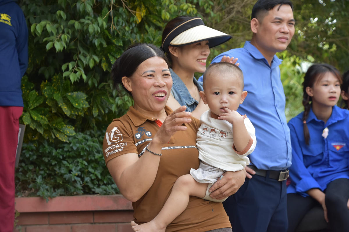 Tận mắt chứng kiến không khí đầy sôi nổi, hào hứng của Ngày hội Đại đoàn kết toàn dân tộc.