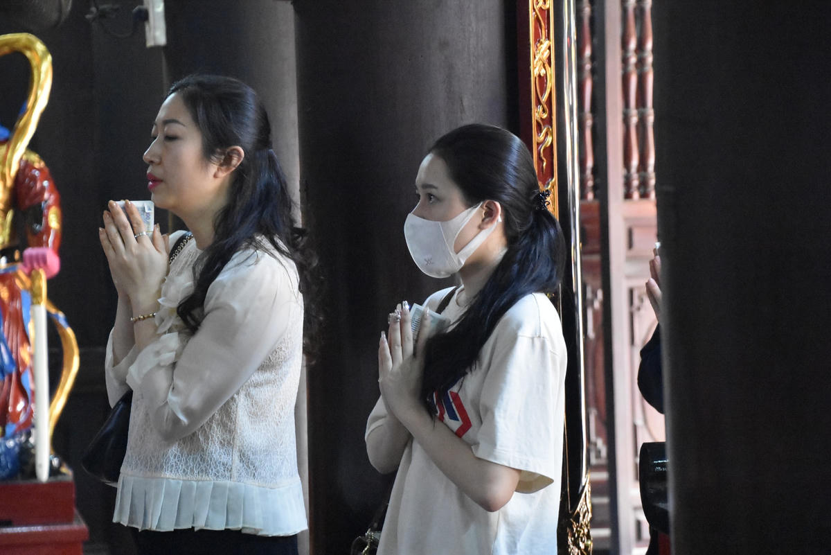 Lê Thảo Anh (20 tuổi, Cầu Giấy) cho biết: "Dù ở Hà Nội 2 năm nhưng đây là lần đầu em đến Chùa Hà cầu duyên.  Đường tình duyên của em cũng hơi trắc trở nên hôm nay được nghỉ học em cùng bạn tranh thủ đi lễ cầu cho đường tình duyên được thuận lợi".