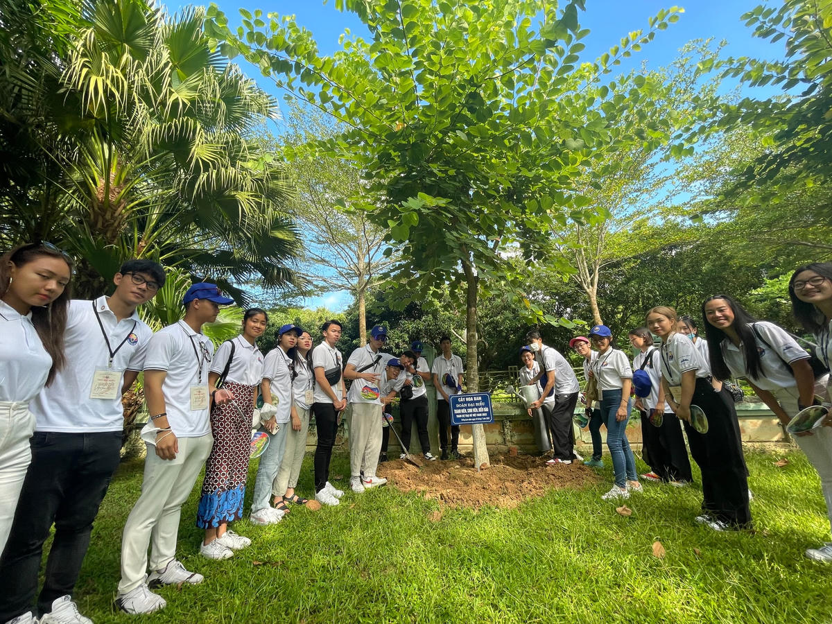 Thanh niên kiều bào xúc động, tự hào khi về thăm quê Bác
